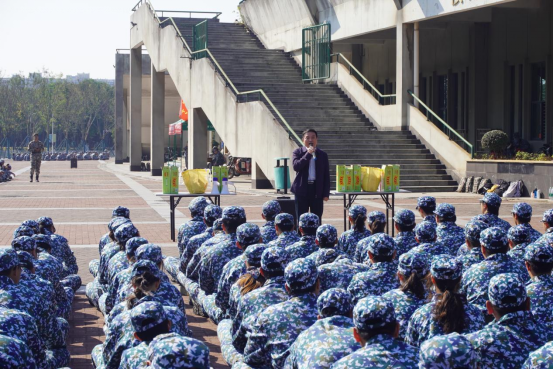 365英国上市公司在线领导慰问2025级军训新生